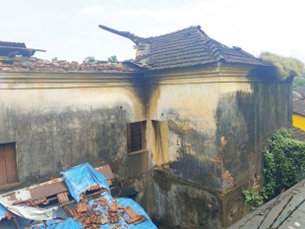 Portuguese-era building collapses in Chinchinim bazaar