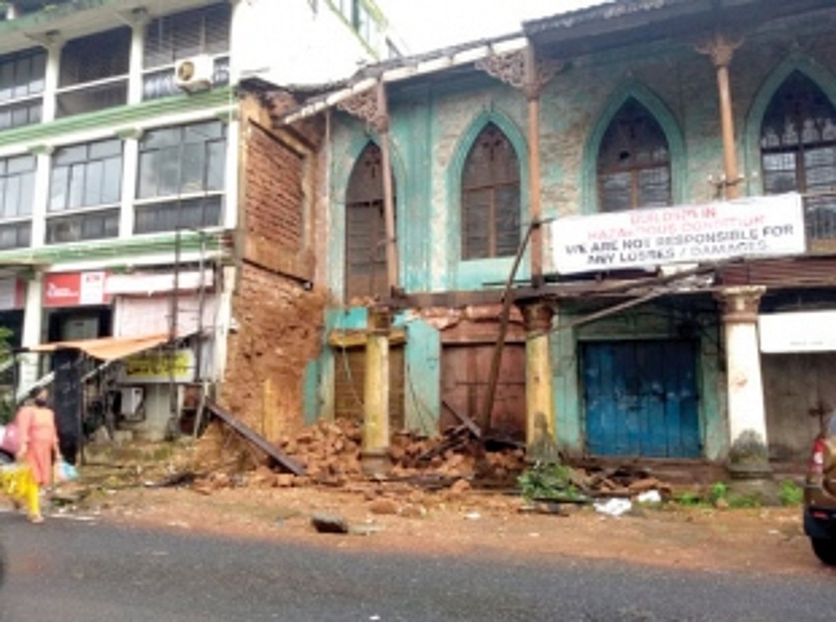 Portuguese-era ‘Caro House’ in a precarious  condition; may collapse any moment!