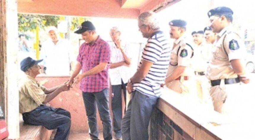 Porvorim cops, NGO rescue homeless senior citizen 1 Porvorim cops, NGO rescue homeless senior citizen