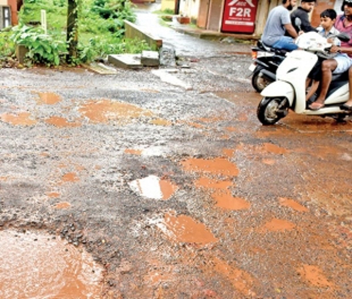 Pothole claims  life of Bicholim constable