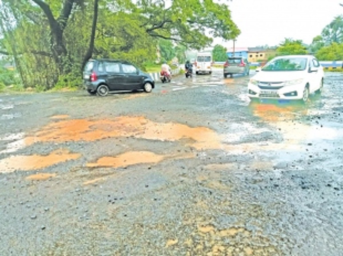 Potholed roads turn into death traps in Salcete