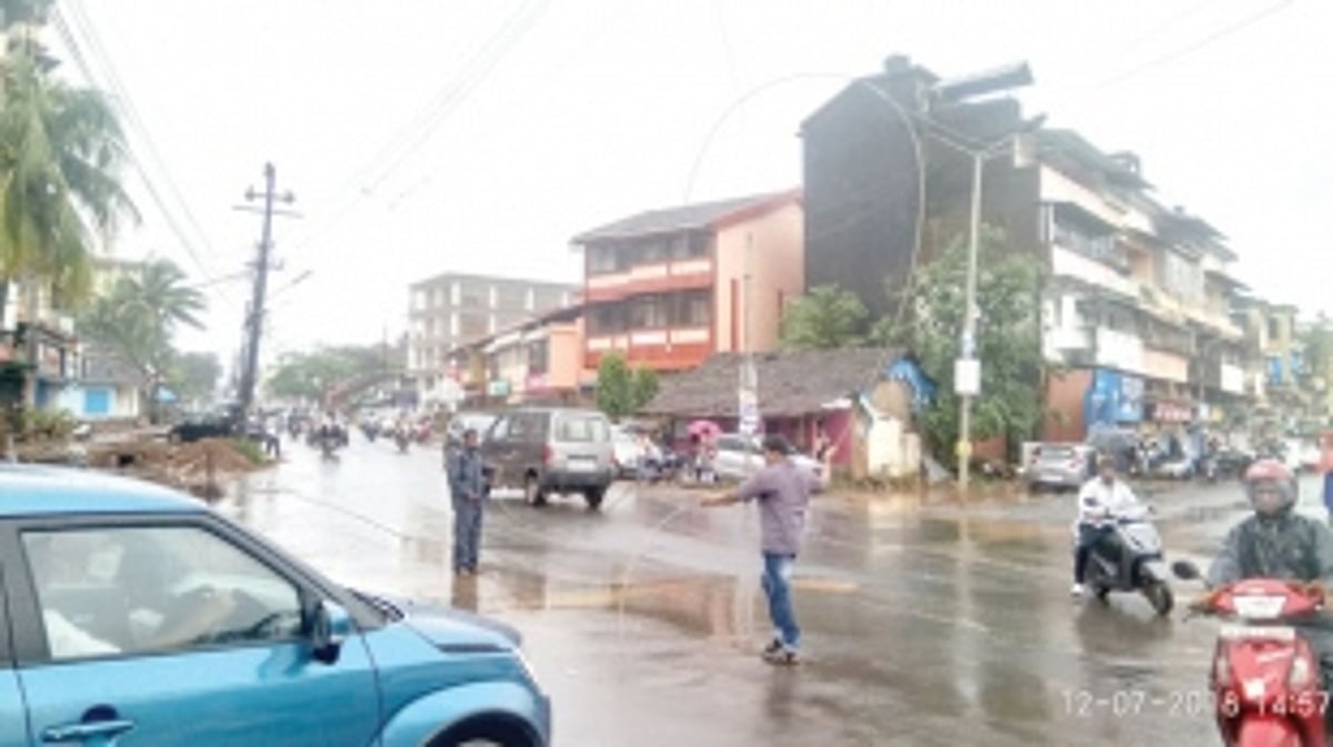 Power cable snaps near  Fatorda Stadium junction