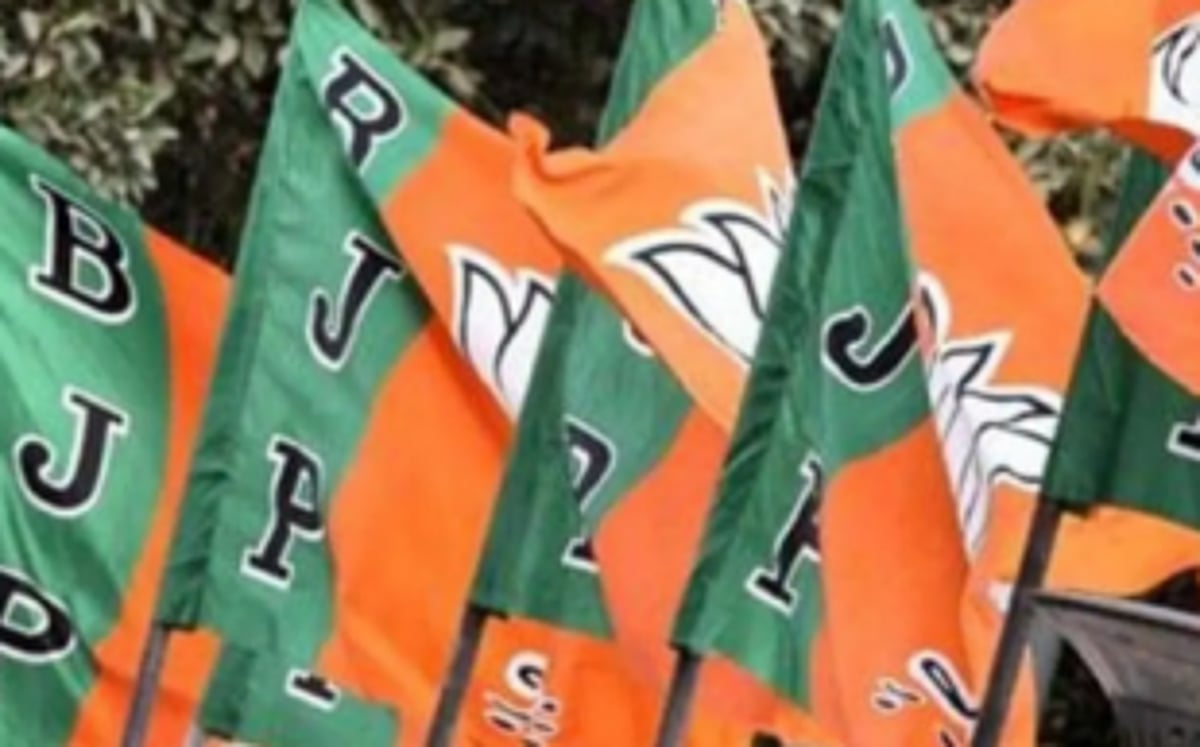 Prabhudesai opting out, Naik’s open support to Kamat, leave BJP at a tight spot