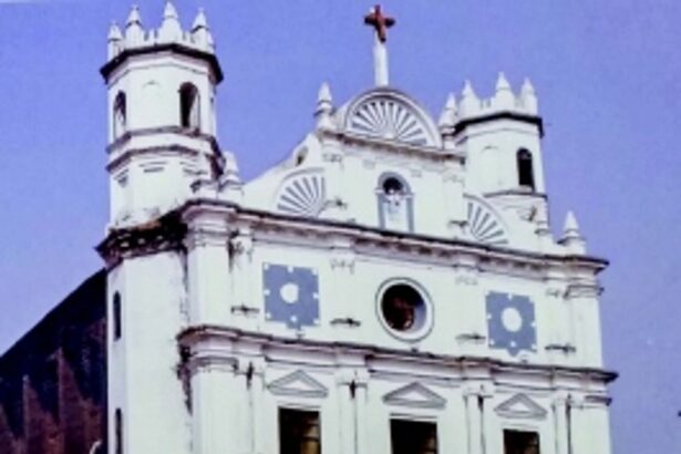 Praying to the patroness of Navelim, Our Lady of the Rosary