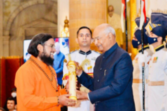 President confers Padma Shri Award to Sadguru Brahmeshanand Acharya Swamiji