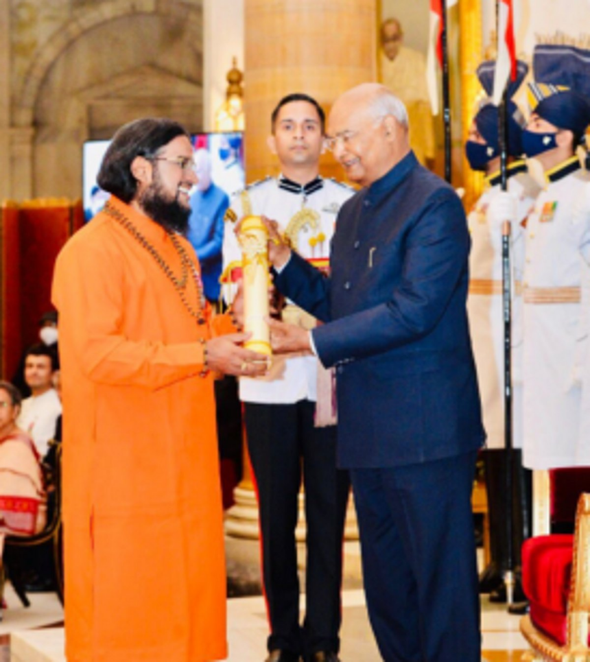 President confers Padma Shri Award to Sadguru Brahmeshanand Acharya Swamiji