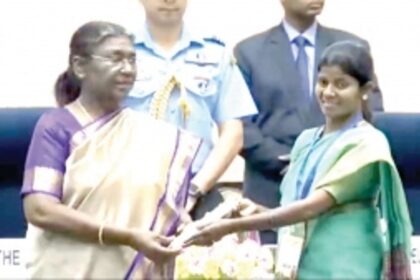 President honours sanitary  worker from Pissurlem