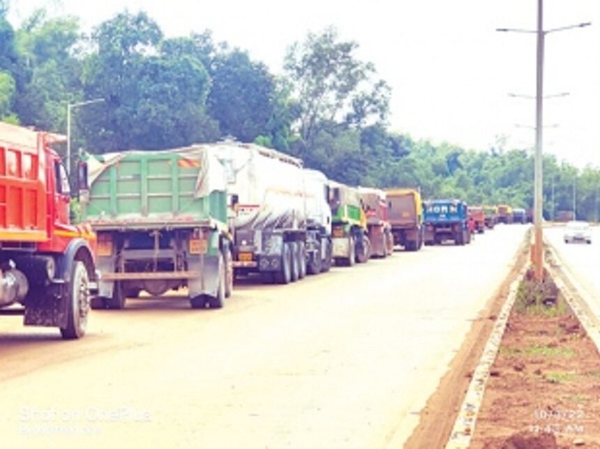 Primitive Patradevi toll-booth makes truckers wait for hours to enter Goa 1 Primitive Patradevi toll-booth makes truckers wait for hours to enter Goa