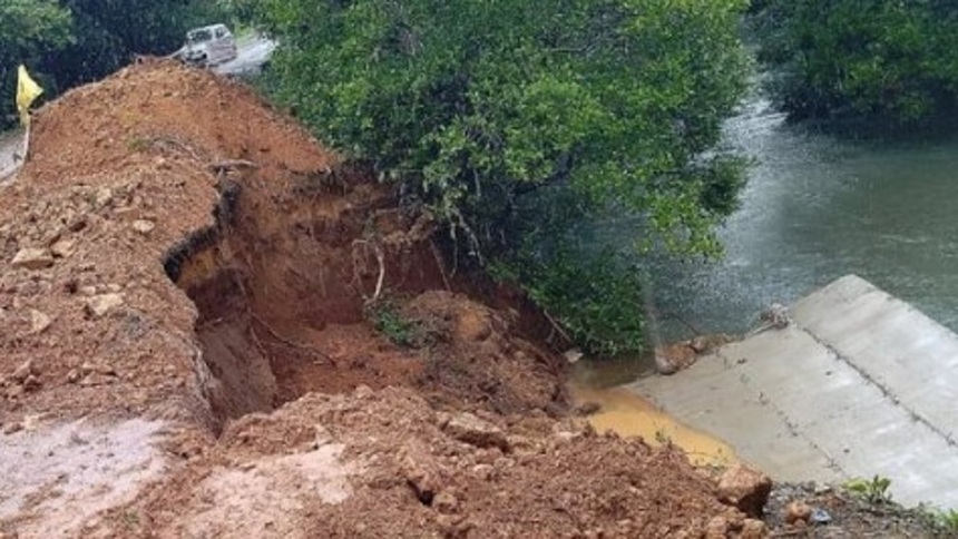 Protective Wall Collapses on Anmod–Hemmadga Road Just 15 Days After Construction 1 Protective Wall Collapses on Anmod–Hemmadga Road Just 15 Days After Construction