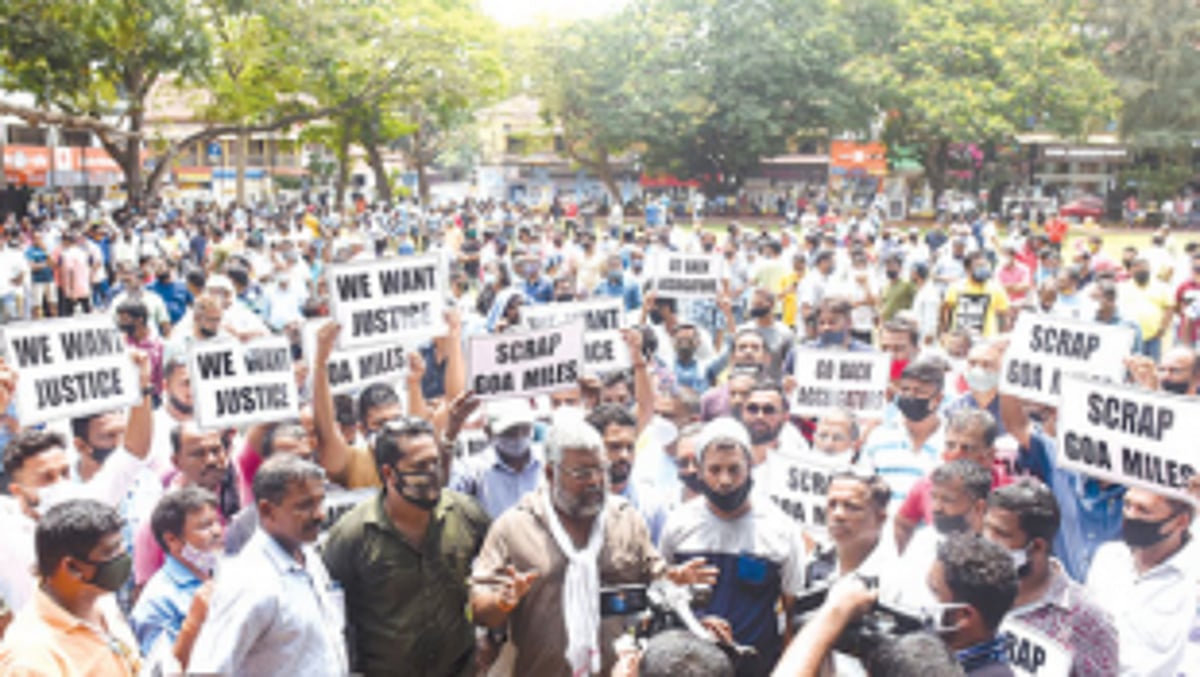 Protesting taxi owners get permission to continue strike