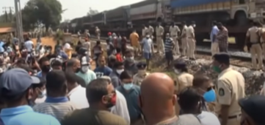 Protestors question why p’yat permission wasn’t sought for double-tracking work in Davorlim