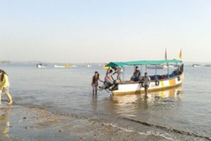 Provide platforms to get into boats