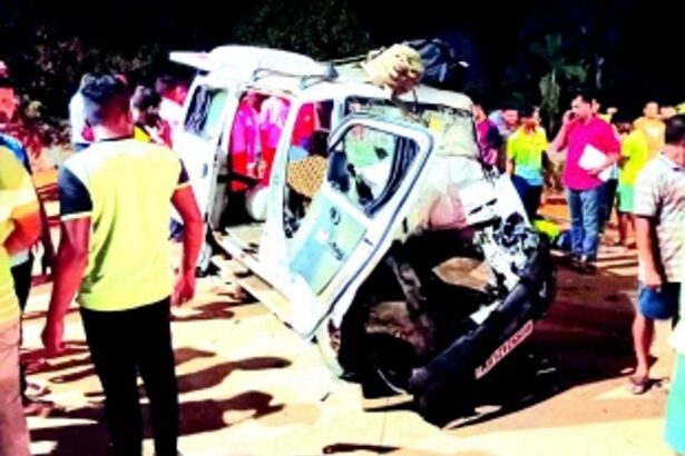 Pune resident killed as van rams into truck at Patradevi checkpost