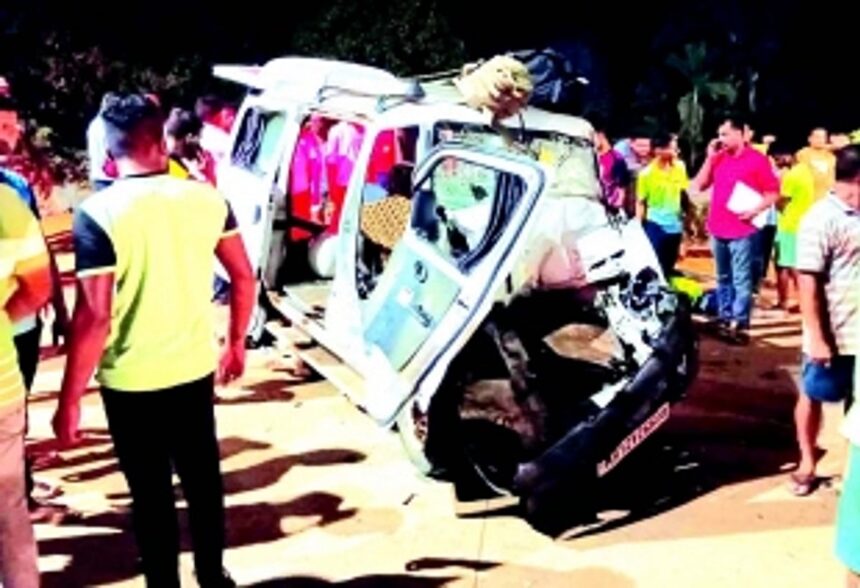 Pune resident killed as van rams into truck at Patradevi checkpost