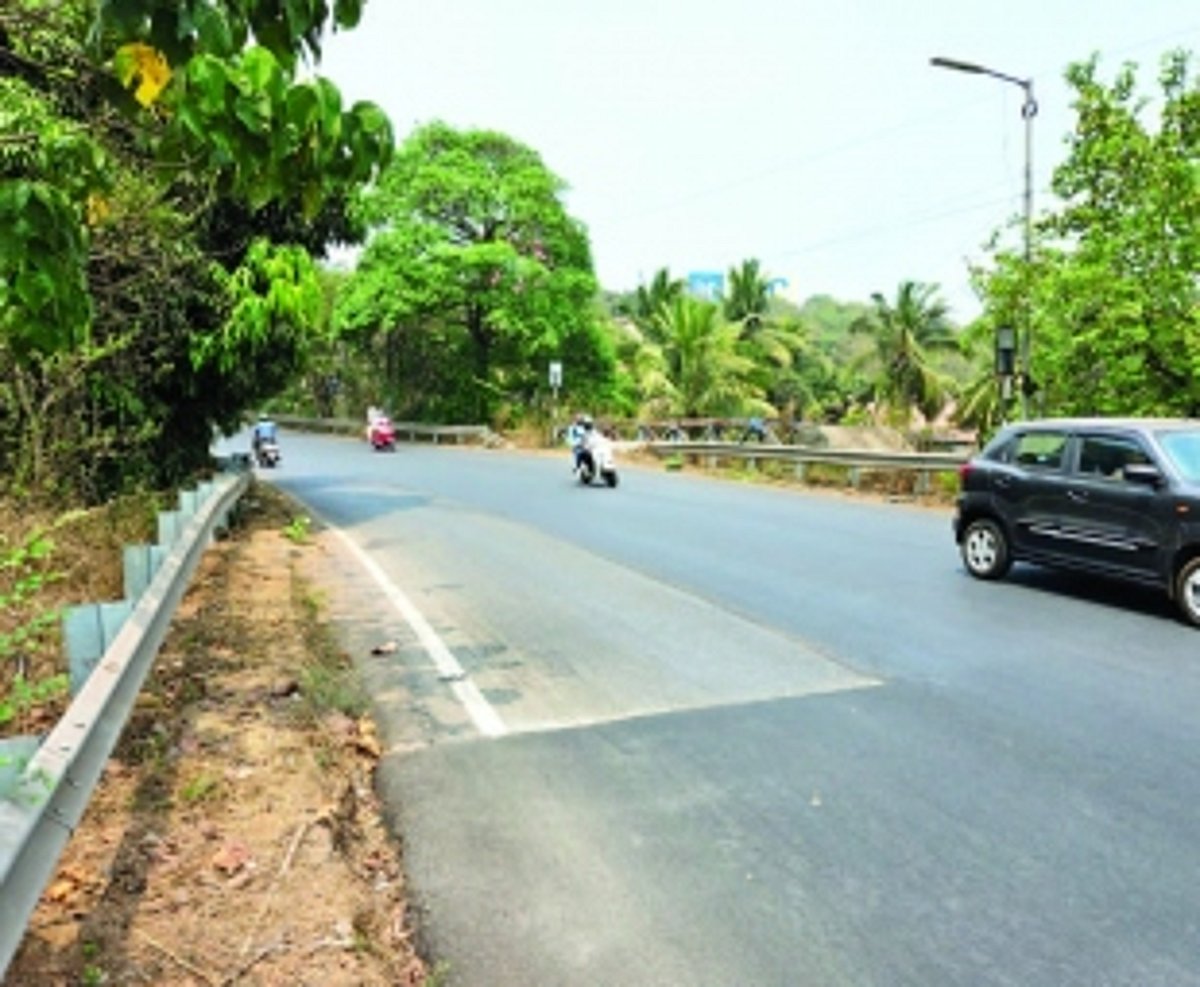 Punish contractor for haphazard  hot mixing of Nagoa road