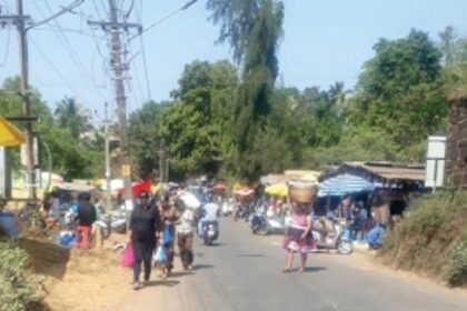 Quepem to Cuncolim road turned into a market