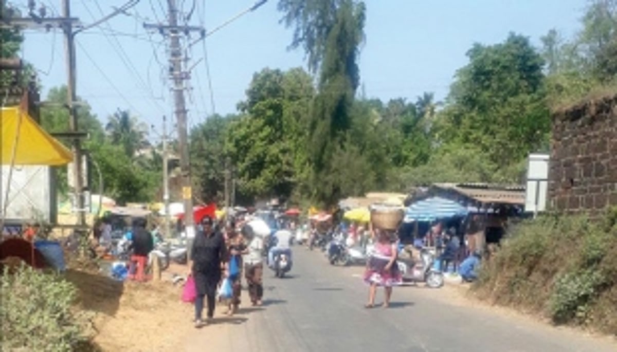 Quepem to Cuncolim road turned into a market