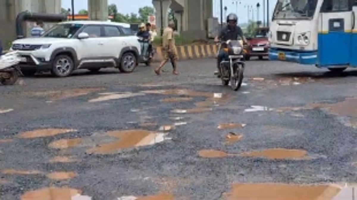 ROADS OF DESTRUCTION: Panjim Patto’s prestigious business enclave is reeling under potholed roads