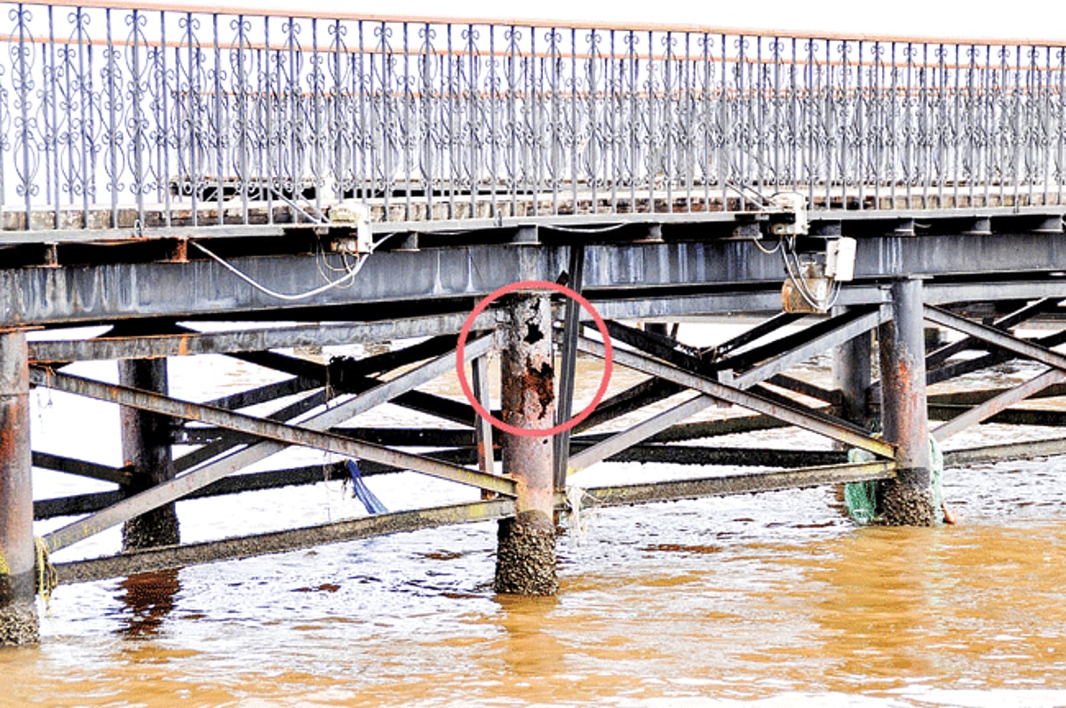 RUST?IN?PIECES: Corrosion leaves a heavy toll on the iron pillars of the Kala Academy jetty in Panjim( see circle), which has to be repaired by the concerned authorities.
