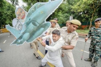 Rahul questions PM’s ‘silence’ over Hollande’s remarks on Rafale