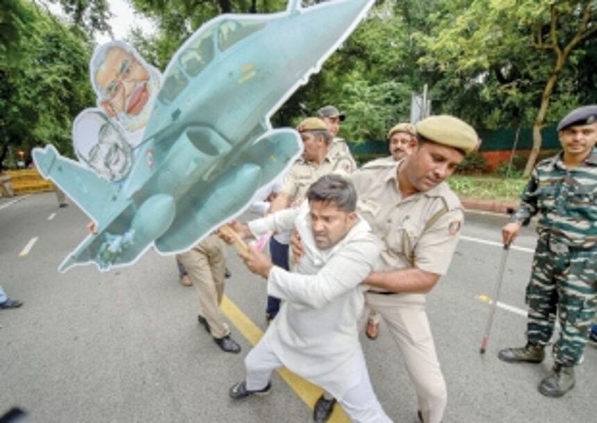 Rahul questions PM’s ‘silence’ over Hollande’s remarks on Rafale