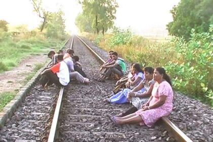 Rail travelers from Sao Jose de Areal on a symbolic protest against the pathetic condition of the railway station.