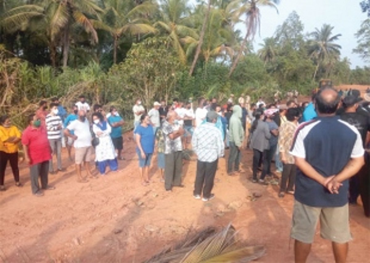 Railways stop work at Guirdolim,  agrees to hold meet with villagers