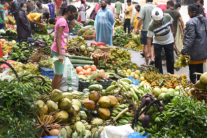 Rain fails to deter festive shoppers  in Vasco