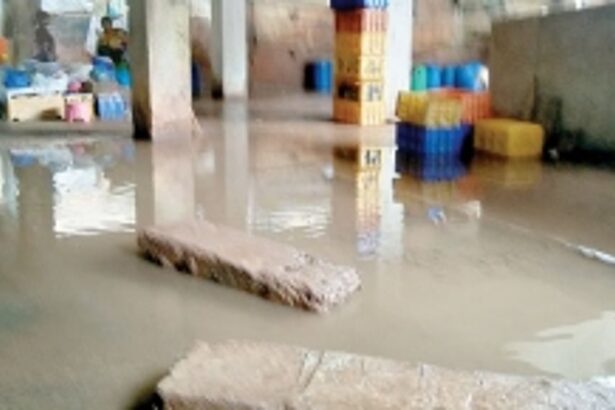 Rain inundates Ponda fish market;  locals, vendors inconvenienced