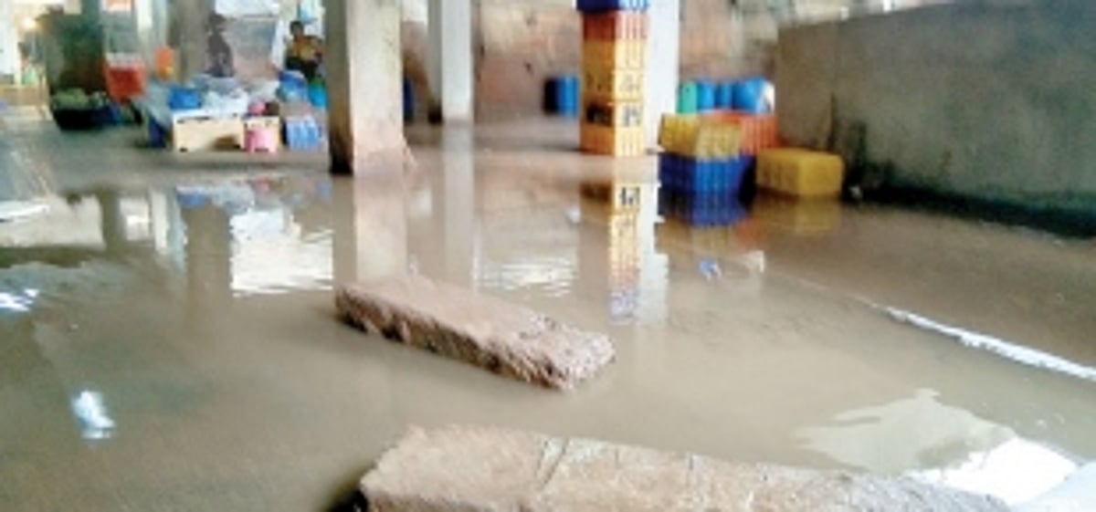 Rain inundates Ponda fish market;  locals, vendors inconvenienced