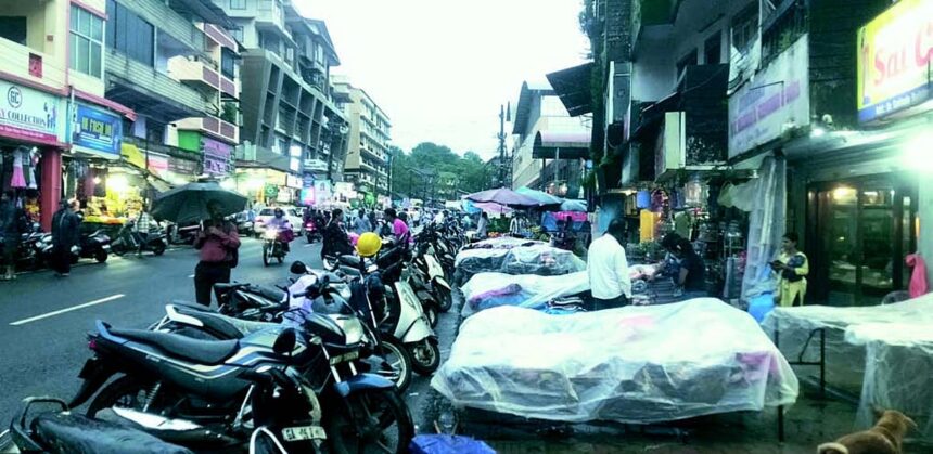 Rains dampen the spirits of Ponda vendors, customers 1 Rains dampen the spirits of Ponda vendors, customers