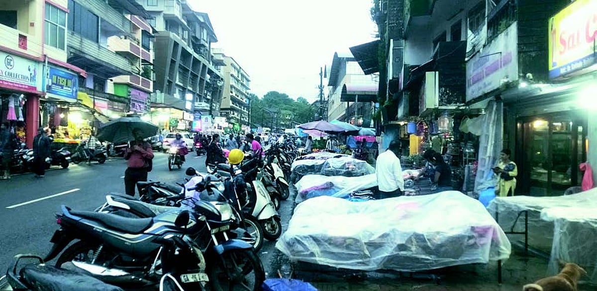 Rains dampen the spirits of Ponda vendors, customers