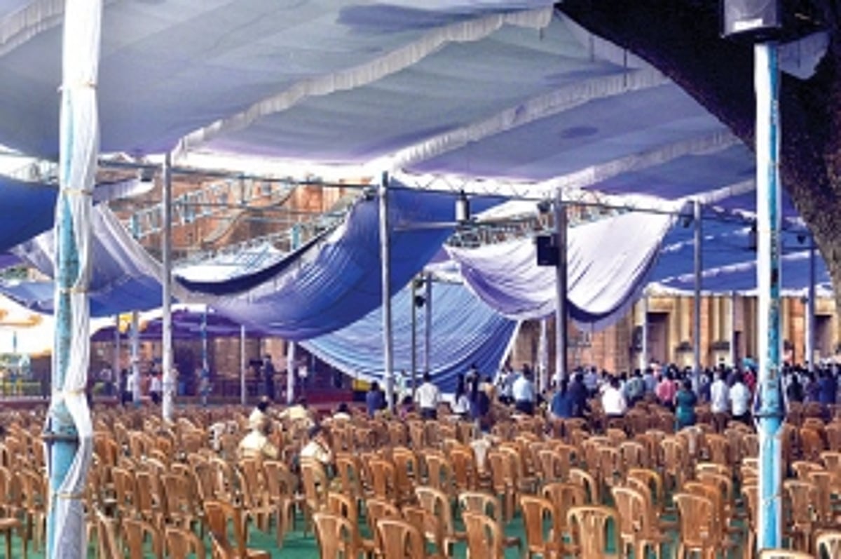 Rains, wind disrupt SFX novenas, but faithful persevere