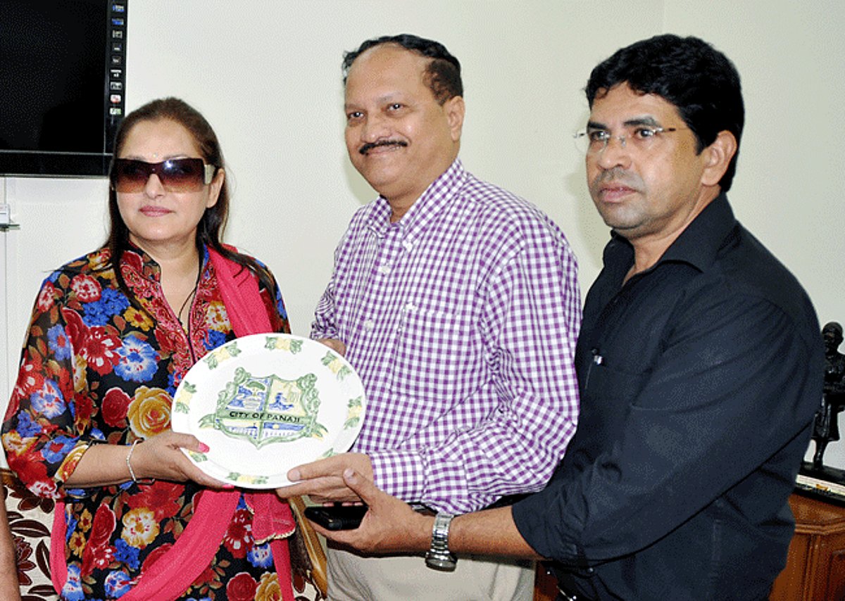 Rajya Sabha MP and film actress Jayapradha being given a CCP souvenir by Mayor Surendra Furtado and Dy Mayor Bento Loreno in Panjim on Monday.