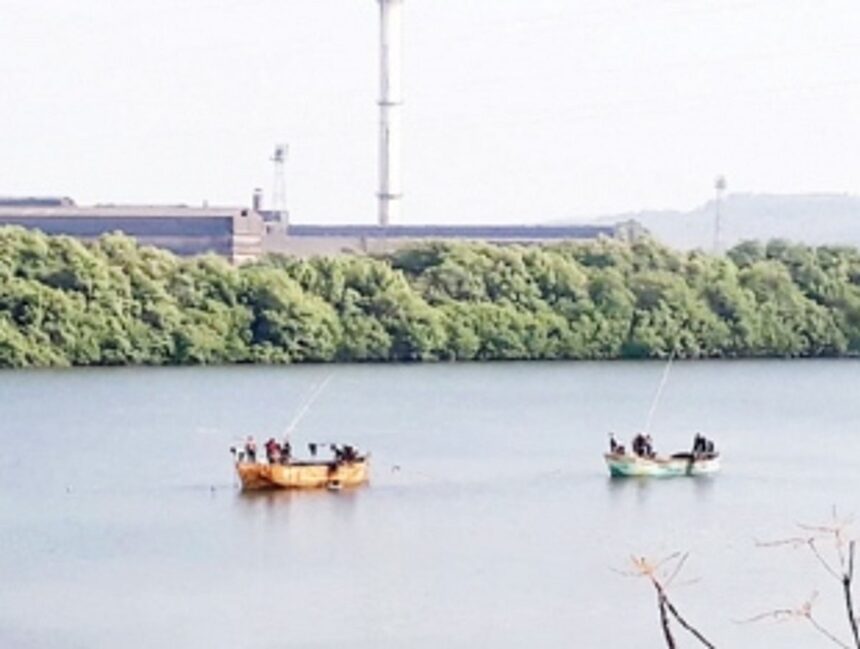 Rampant illegal sand mining near Borim Bridge