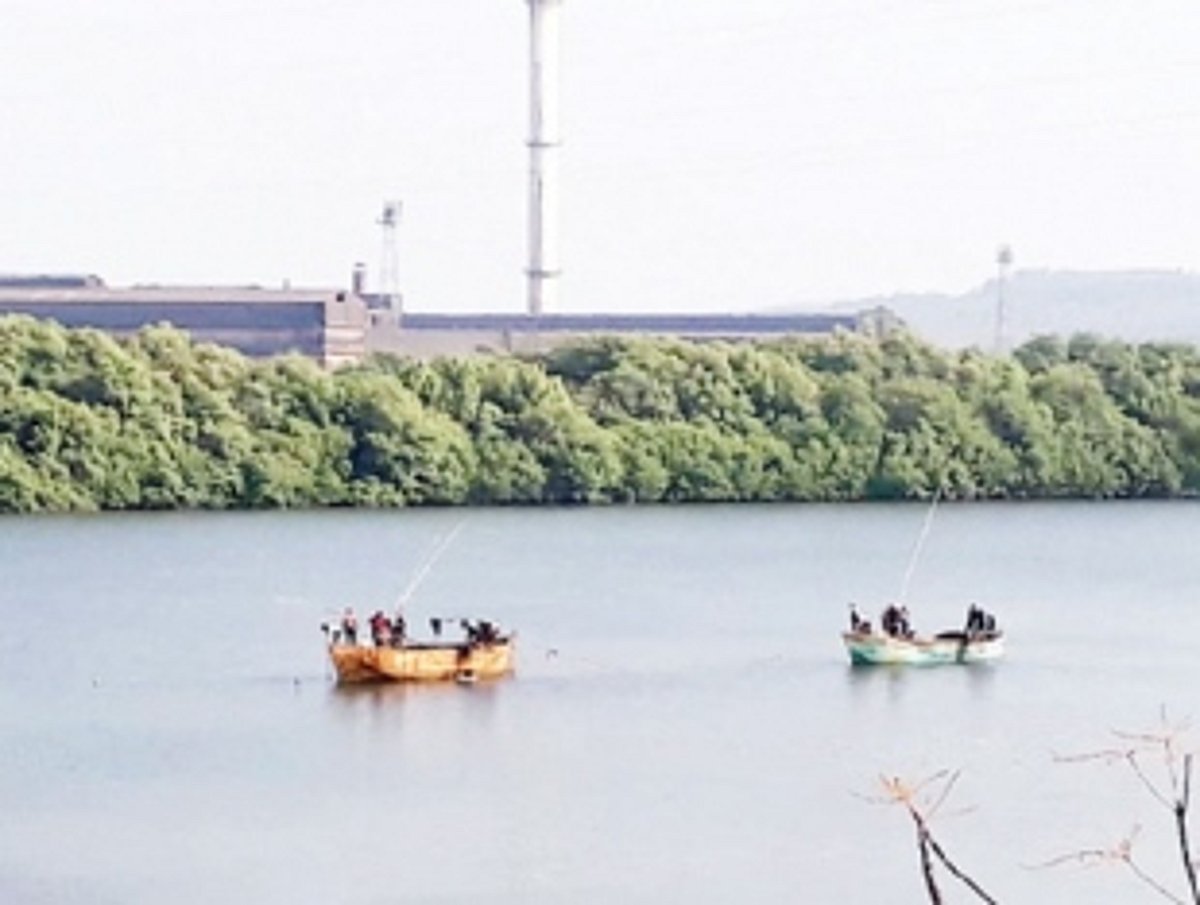 Rampant illegal sand mining near Borim Bridge