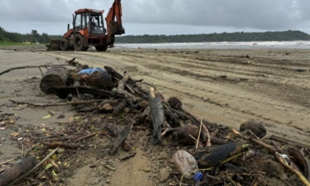 Ramponkars blame contractor for not cleaning Caranzalem beach every year