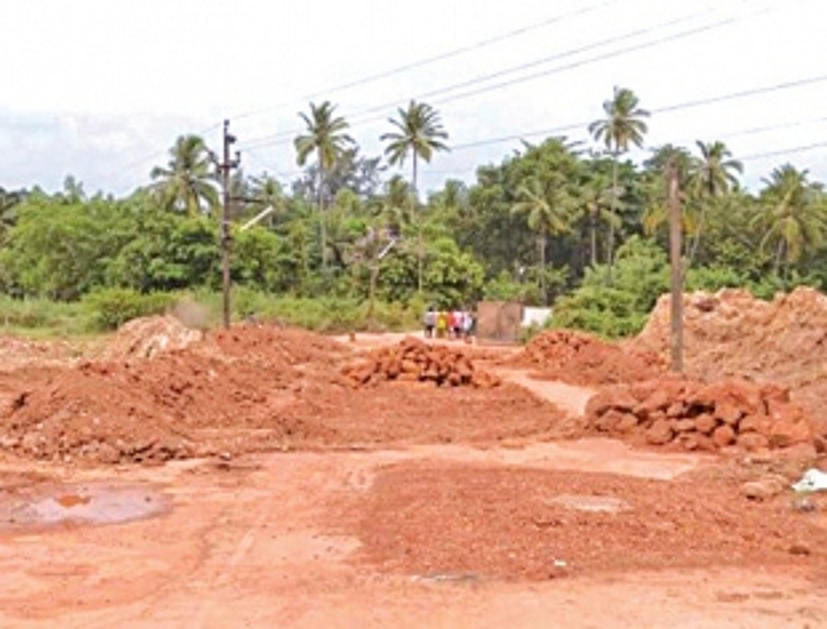 Rawanfond – Navelim road in poor condition ahead of monsoons