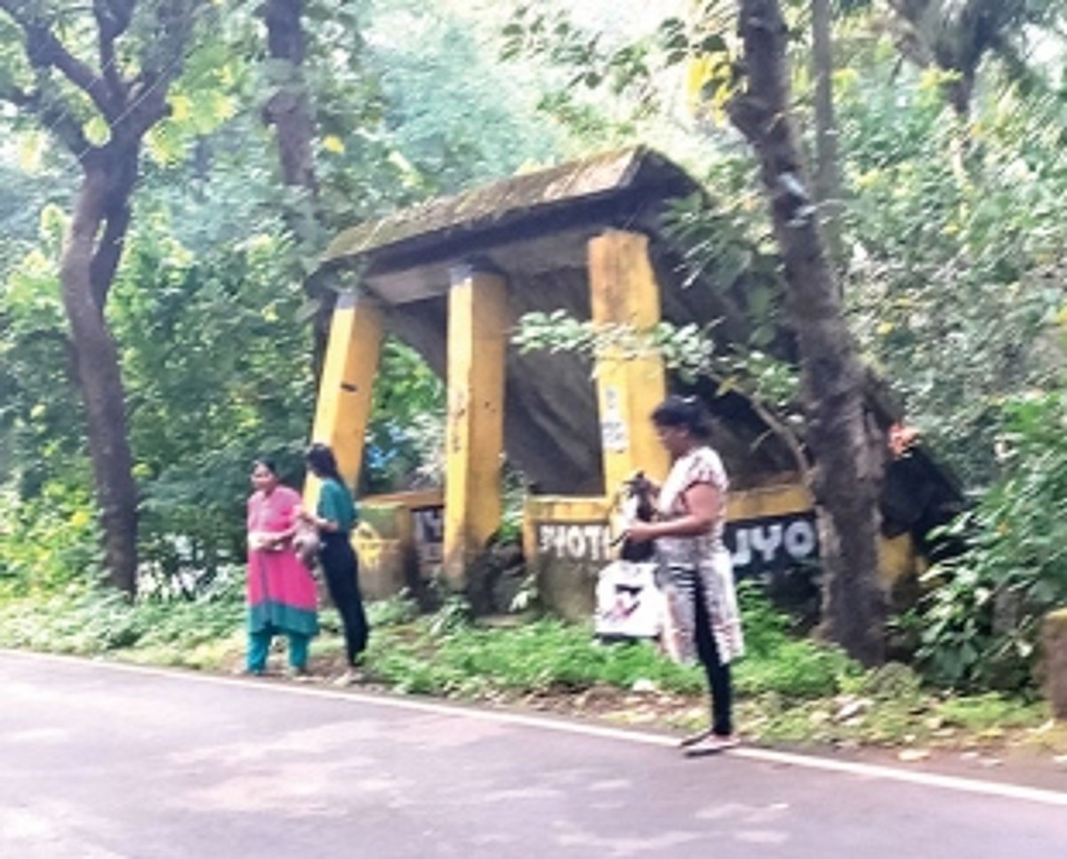 Raze dilapidated bus stop shelter at Sancoale