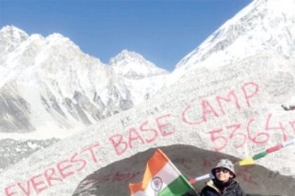 Reaching for icy heights of Mount Everest