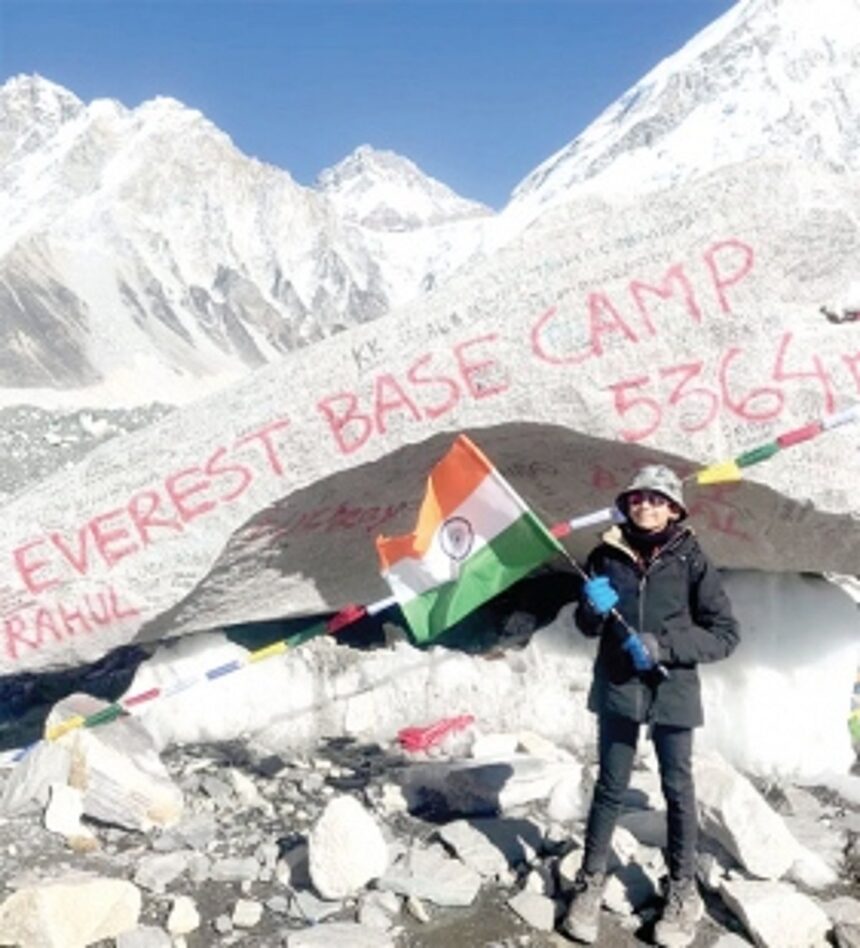 Reaching for icy heights of Mount Everest