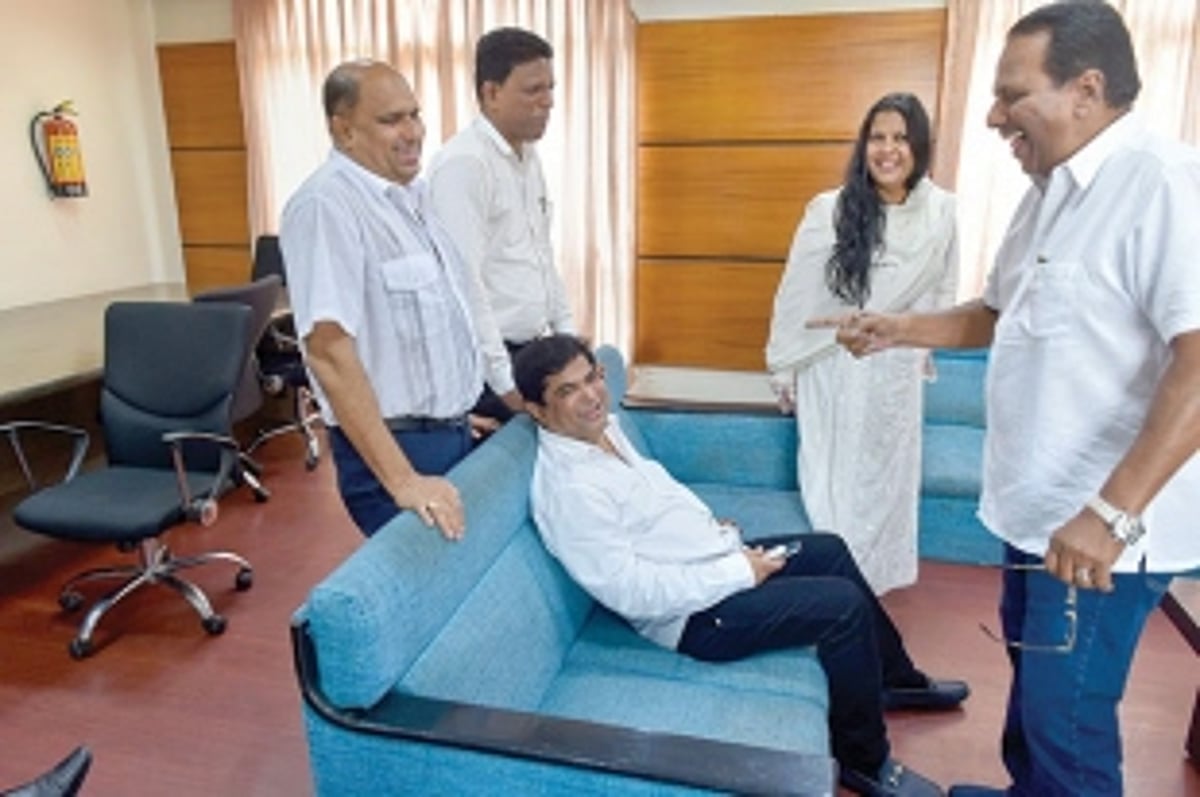 Rebel Cong MLAs’ move stuns BJP ministers