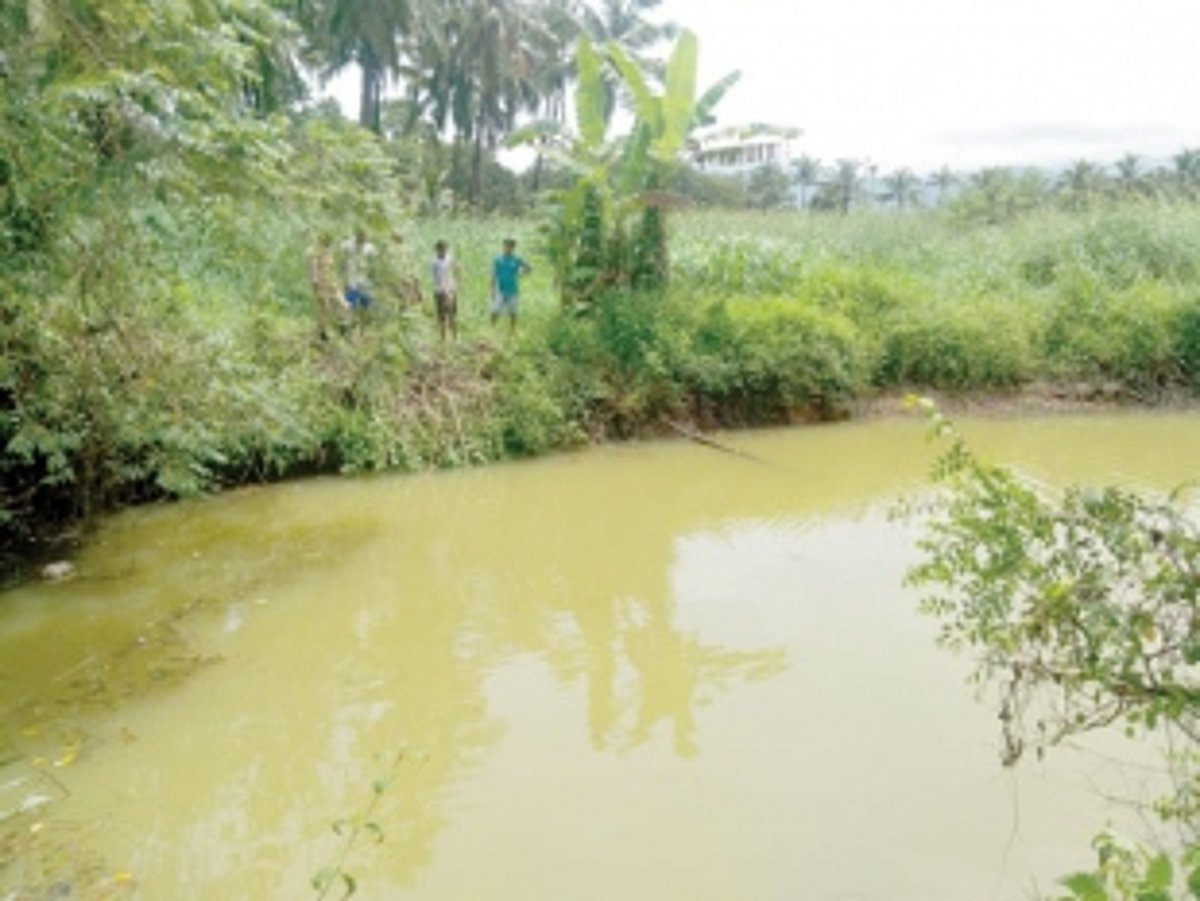 Rebuked for drinking liquor,  father jumps into well