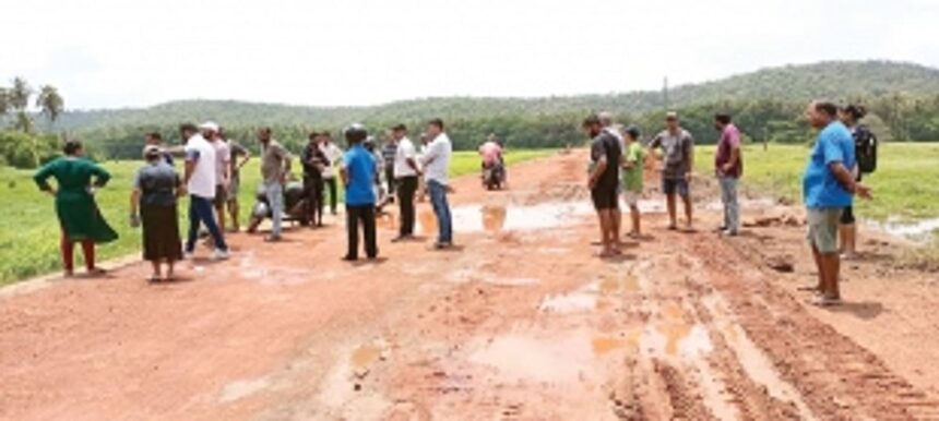 Removal of mud along the link  road in Siolim annoys farmers