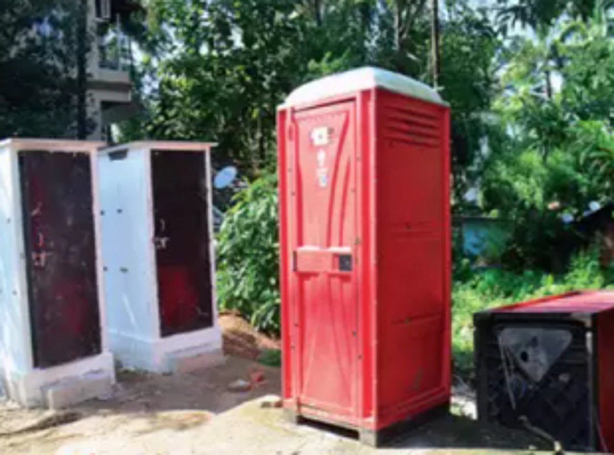 Renovate toilets at  Siridao beach