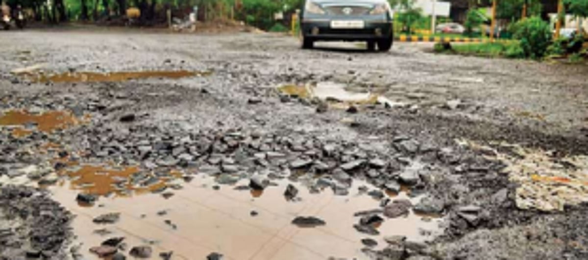 Repair potholed roads in Chandor, Guirdolim