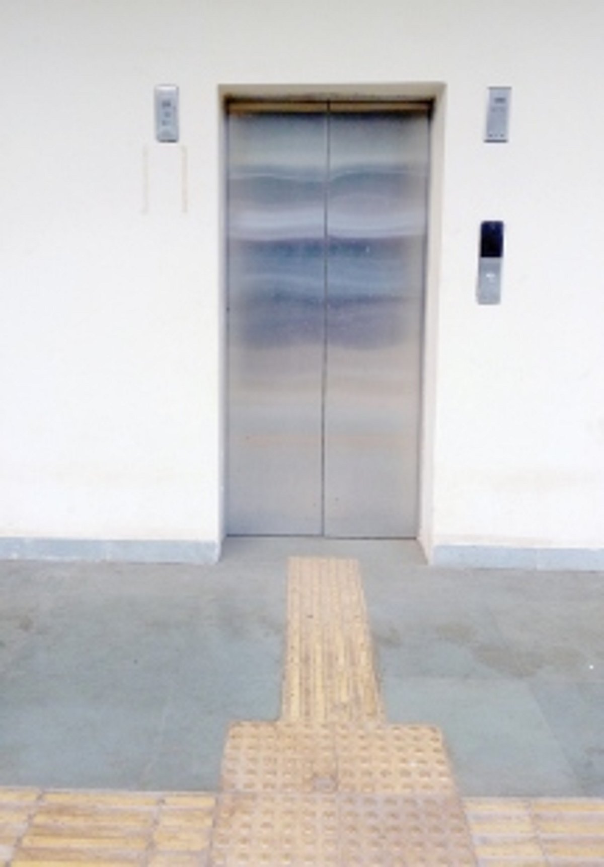 Repair the broken lift at Valpoi