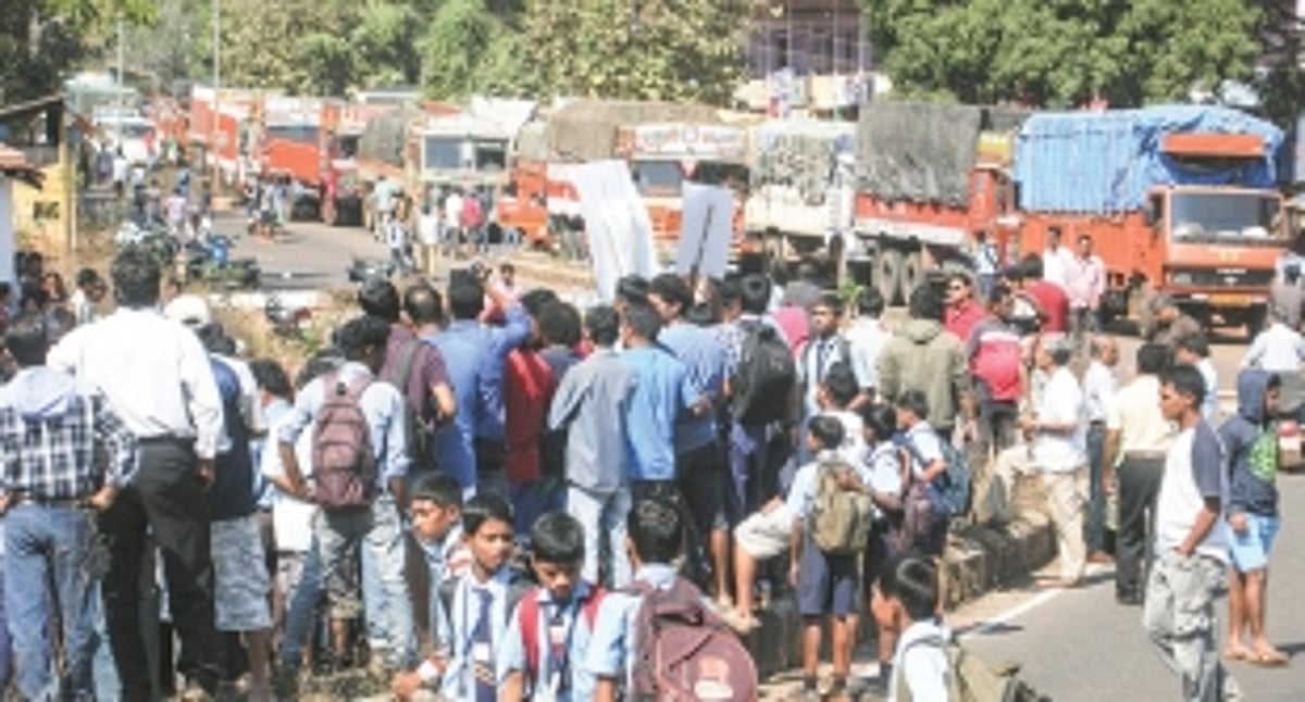 Residents block road; get assurance on repair work