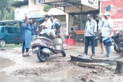 Residents fear health hazards as sewage  water getting mixed with rain water