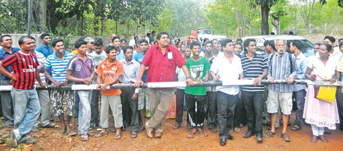 Residents of Cavrem along with Curtorim MLA Reginaldo Lourenco and Quepem MLA Chandrakant Kavlekar at the mining gate in Cavrem.